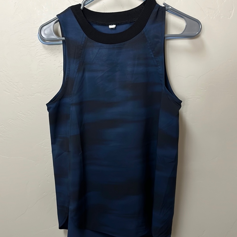 Athleta sleeveless crew neck top.  Sz xsmall.  Black and navy print.